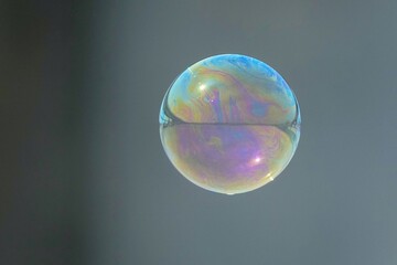 風に吹かれて飛ぶ幻想的な模様のシャボン玉