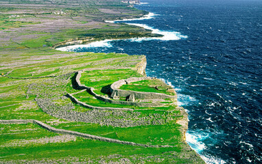 Fototapeta Dun Aenghus ancient Celtic stone fort high on the cliffs of Inishmore, the largest of the Aran Islands, County Galway, Ireland. obraz