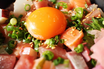 卵が乗った海鮮丼