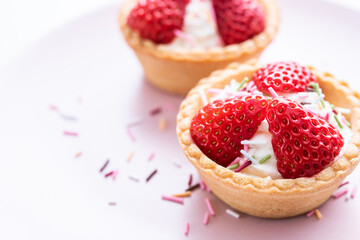 かわいいスイーツ　イチゴ　タルト　ピンク