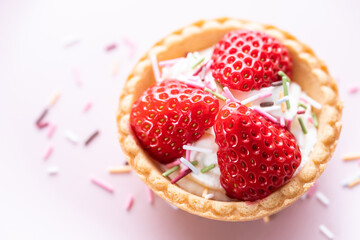 かわいいスイーツ　イチゴ　タルト　ピンク