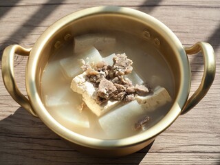 한국전통음식 소고기 무 국