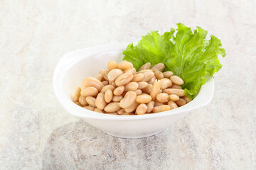 White canned beans for vegan suisine