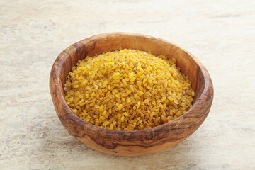 Raw bulgur in the bowl