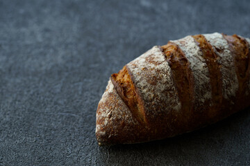 黒いテーブルの上に置かれたパン