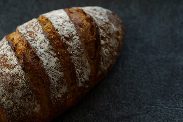 黒いテーブルの上に置かれたパン