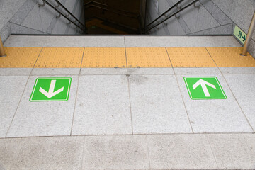 地下鉄の駅の階段の入口