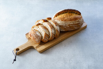 カットされてカッティングボードに置かれたパン