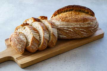 カットされてカッティングボードに置かれたパン