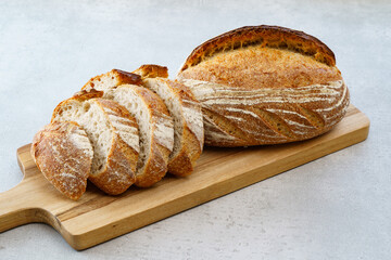 カットされてカッティングボードに置かれたパン