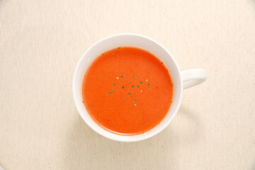カップに入った温かいトマトスープ