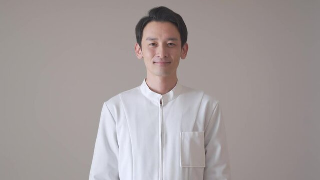微笑む日本人