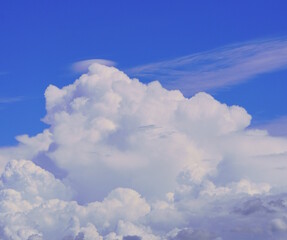 &nbsp;自宅から見た青い空に白い雲