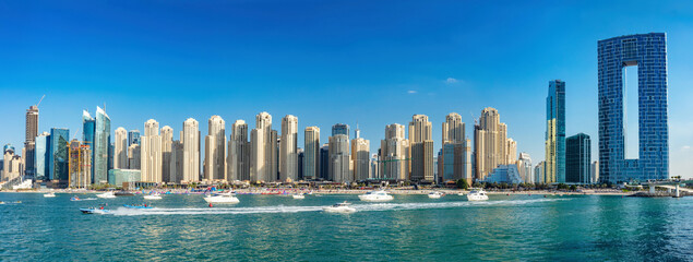 Obraz premium Dubai jumeirah beach with marina skyscrapers in UAE