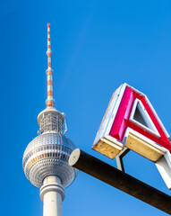 Berliner Fernsehturm Alexanderplatz Berlin - obrazy, fototapety, plakaty