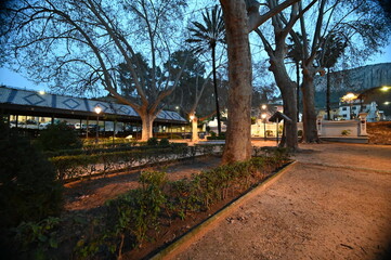 Atardecer en jardín romántico