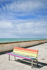 Bunte Sitzbank in Cadíz, Andalusien