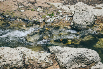 Fluss zwischen Felsen