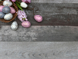 Ostereier mit Blumen auf altem Holz.