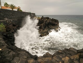 Strong Waves © underworld