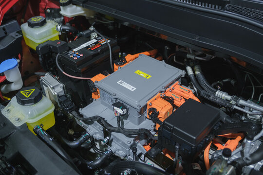 Lithium batteries in electric vehicles and their electrical connections electric vehicle operating system