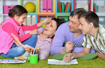 Obraz premium Portrait of big family lying on floor