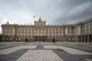 Obraz premium Inner courtyard of the Royal Palace of Madrid on a cloudy day