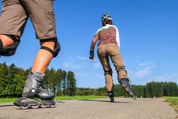 Sportlich aktiv unterwegs mit Roller Skates - obrazy, fototapety, plakaty