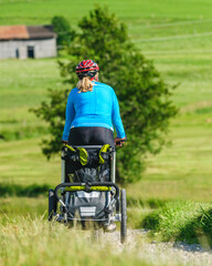 Radtour mit dem Kinder-Buggy im ostallgäuer Alpenvorland bei Seeg