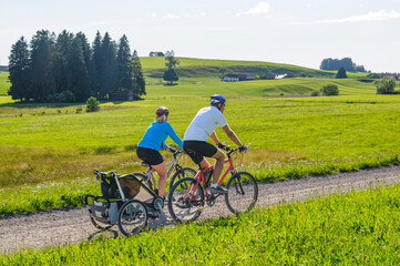 Entspannte Radtour mit Kinderanhänger im ostallgäuer Alpenvorland 