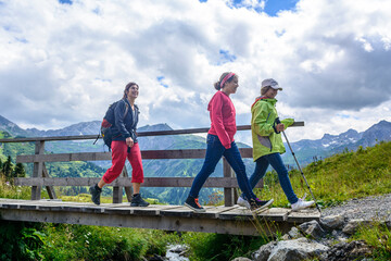 Frau mit Jugendlichen beim Wandern im Gebirge