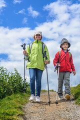 Zwei KIds beim Wandern