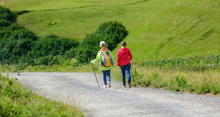 Zwei Mädchen unterwegs im Grünen