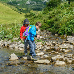 Wandern über Stock und Stein in einem Gebirgsbach