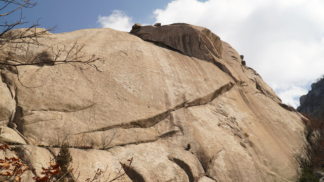 https://papago.naver.com/#:~:text=rugged%20hidden%20wall%20rocky%20ridge