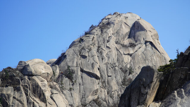 https://papago.naver.com/#:~:text=rugged%20hidden%20wall%20rocky%20ridge
