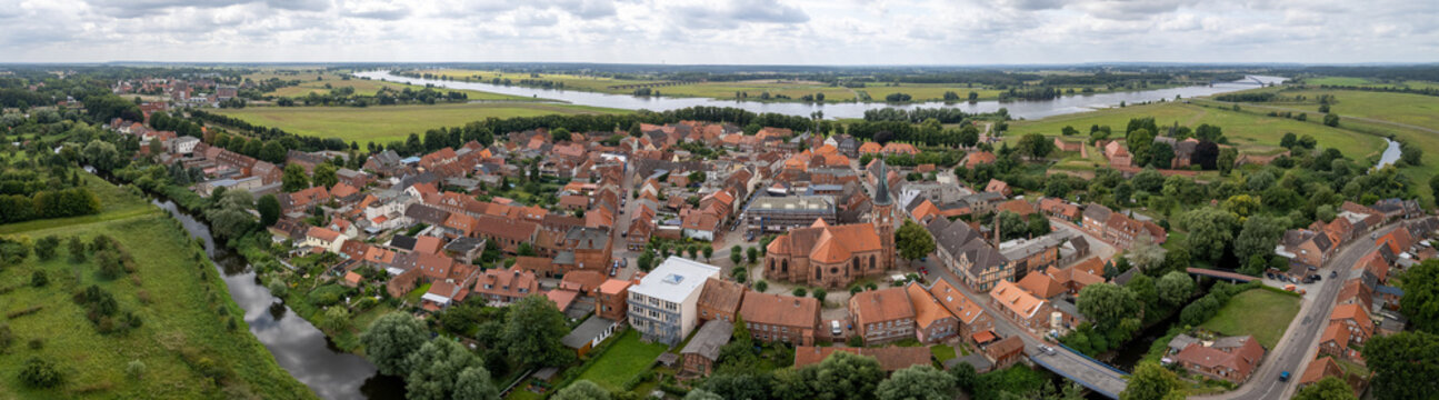 Panorama von Dömitz, im Hintergrund die Elbe