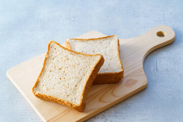 テーブルに置かれた全粒粉入り食パン