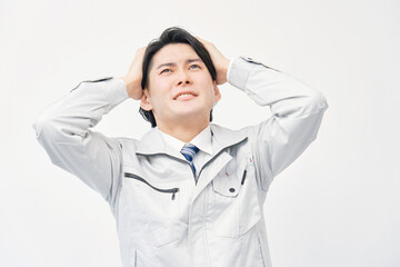 男性　作業員　頭を抱える　白背景