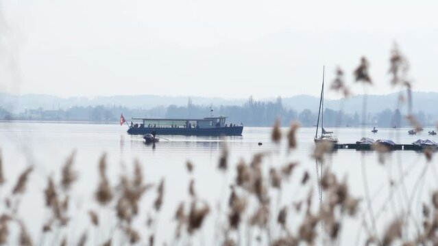 Schifffahrt am Greifensee im M&auml;rz bei Sonnenschein und bleibend sch&ouml;nem Wetter