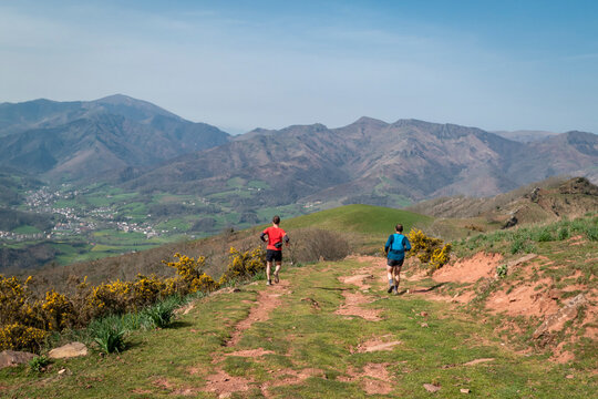 Dois jovens a correr numa das trilhas da montanha Jara em Irouléguy no País basco