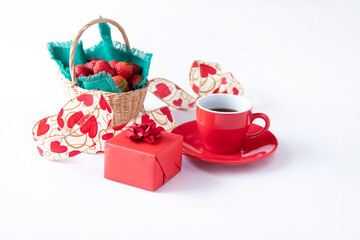 ハート模様のリボンと贈り物とコーヒーとバスケットいっぱいのイチゴ（とちあいか・栃木県産）