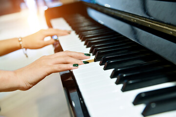 Obraz premium Woman hands on the piano keys