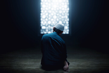 Muslim man praying in the mosque - 495395694