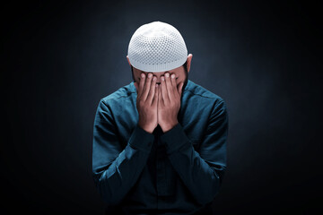 Muslim man praying on dark background - 495395809
