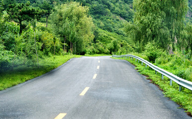 The road to the mountain