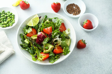 Leaf salad with strawberry and avocado