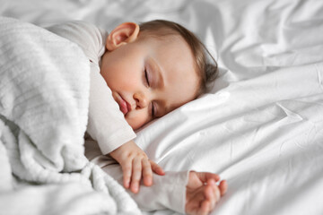 Obraz na płótnie Canvas Caucasian little baby girl sleeping on bed at home
