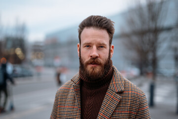 Naklejka premium Business portrait of standing man in outdoor. Looking to camera