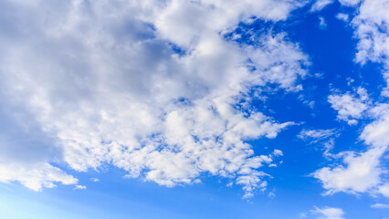 Obraz premium white clouds background with blue sky background